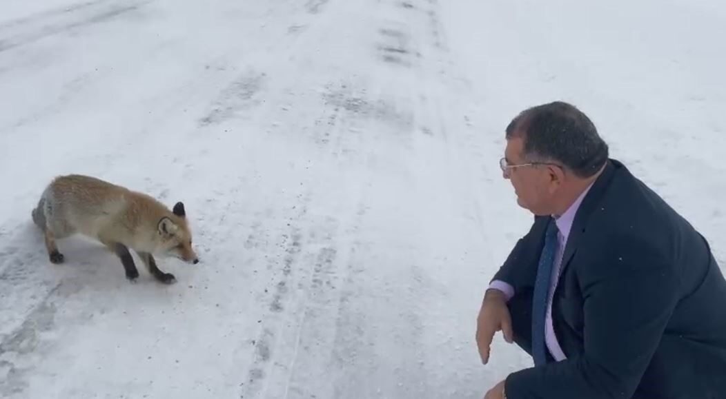 Artvin’in Şavşat Belediye Başkanı Durmuş Aydın, Sahara Geçidi’nden aracıyla geçerken