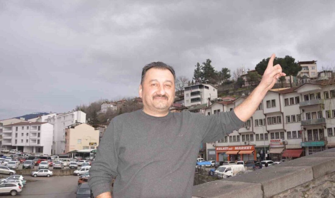 Tokat’ın Niksar ilçesinde gökyüzünde süzülen bir şahinin güvercin sürüsüne dalarak