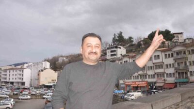 Tokat’ın Niksar ilçesinde gökyüzünde süzülen bir şahinin güvercin sürüsüne dalarak