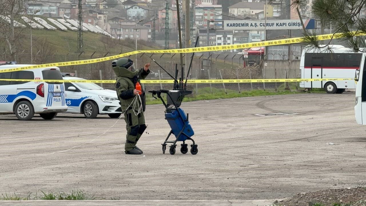 Karabük’te açık otoparktaki valiz, bomba imha ekiplerince fünye ile kontrollü
