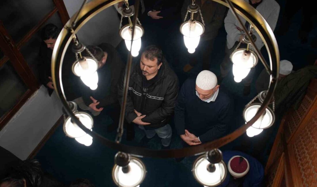 Sakarya’da Berat Kandili’nde vatandaşlar camileri doldurdu. Sakarya’da vatandaşlar, Berat Kandili