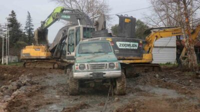 Sakarya’nın Sapanca ilçesinde sürücüsünün yeni aldığı arazi aracı, deneme sürüşü