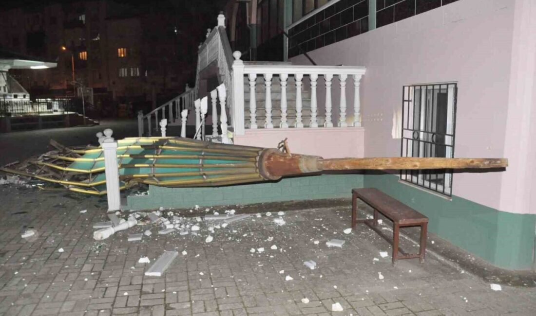 Manisa’nın Salihli ilçesinde akşam saatlerinden itibaren etkili olan şiddetli rüzgar