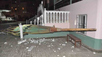 Manisa’nın Salihli ilçesinde akşam saatlerinden itibaren etkili olan şiddetli rüzgar