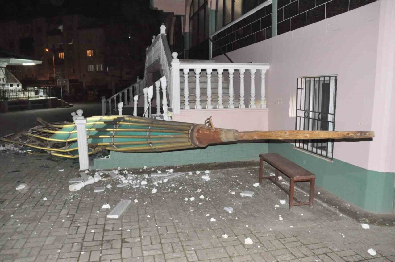 Manisa’nın Salihli ilçesinde akşam saatlerinden itibaren etkili olan şiddetli rüzgar