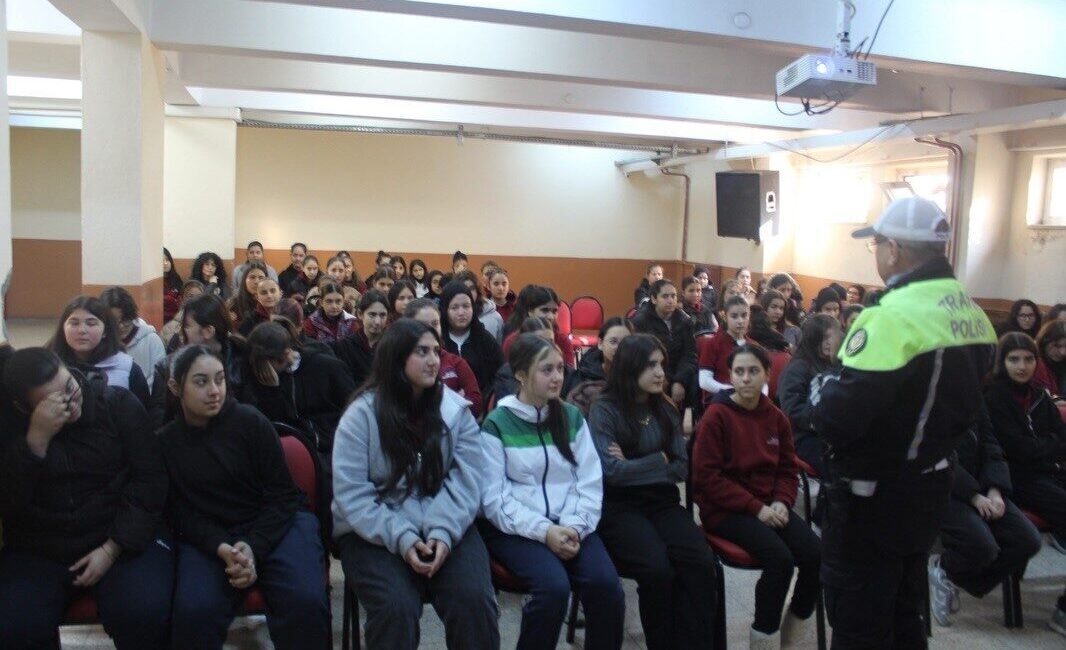 Manisa’nın Salihli ilçesinde polis ekipleri tarafından lise öğrencilerine yönelik trafik