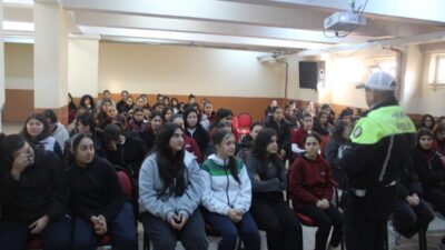 Manisa’nın Salihli ilçesinde polis ekipleri tarafından lise öğrencilerine yönelik trafik