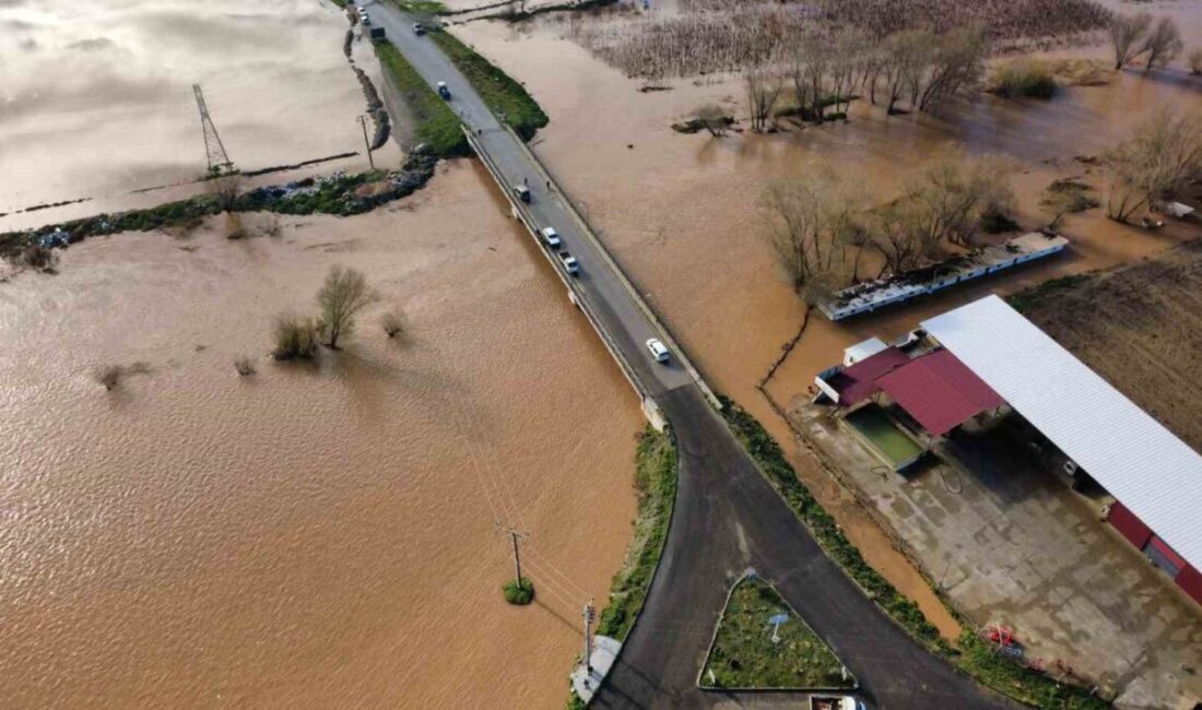 Manisa’nın Salihli ilçesinde etkili olan şiddetli yağış, hayatı olumsuz etkiledi.