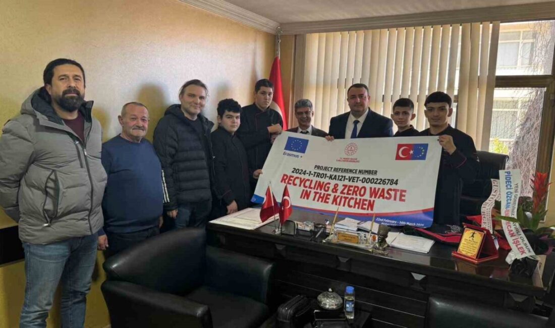 Manisa’nın Salihli ilçesindeki Mesleki Eğitim Merkezi öğrencileri, aşçılık alanında eğitim