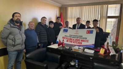 Manisa’nın Salihli ilçesindeki Mesleki Eğitim Merkezi öğrencileri, aşçılık alanında eğitim