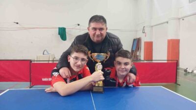 Salihli Milli Egemenlik Ortaokulu’nun yıldız tenisçileri Manisa’da üst üste 4.kez