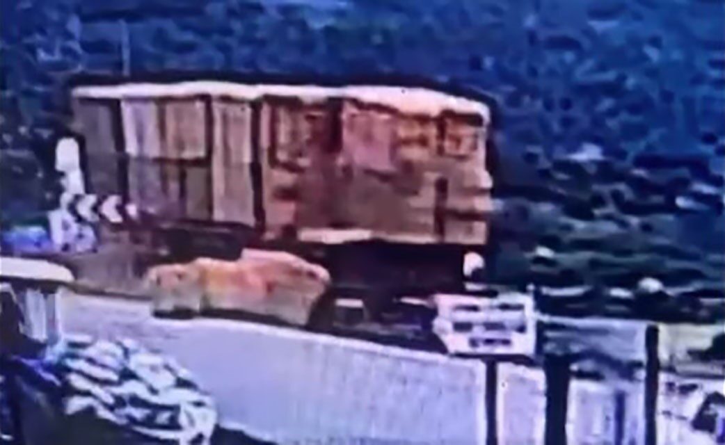 İzmir’in Kiraz ilçesinde, yol kenarından yürürken, park halindeki bir tırdan