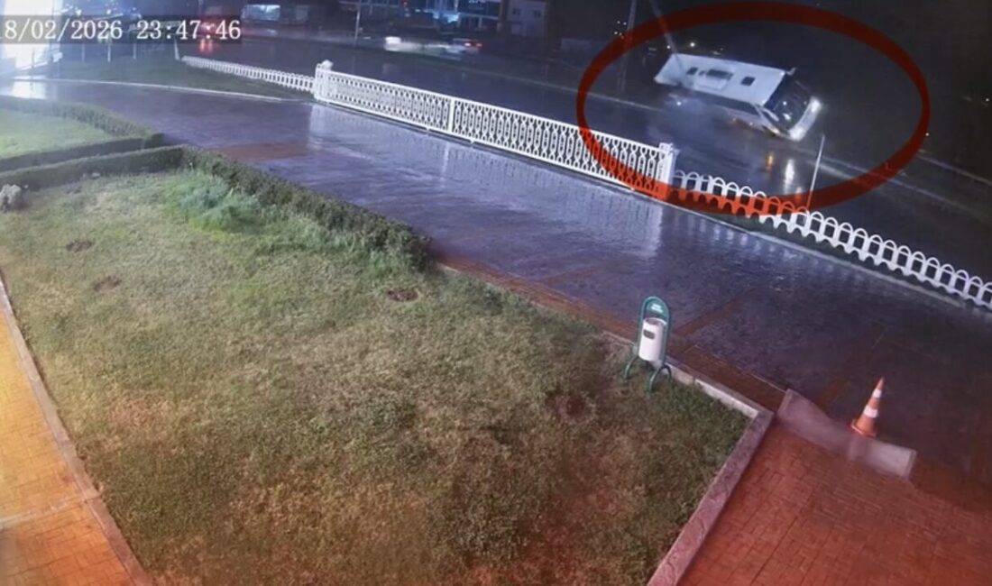 Ankara’dan Gürcistan’a gitmek üzere yola çıkan yolcu otobüsünün Samsun’da devrilmesi