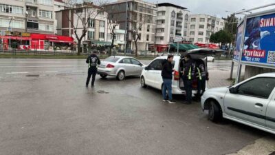 Samsun’da polis ekiplerince düzenlenen korsan taksi denetimlerinde, mobil uygulama üzerinden