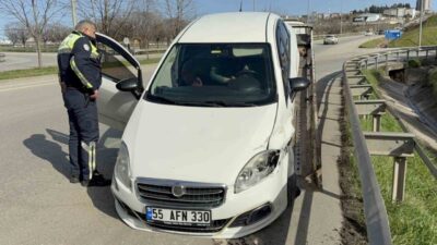 Samsun’un İlkadım ilçesinde kontrolden çıkan otomobilin orta refüjü aşarak bariyere