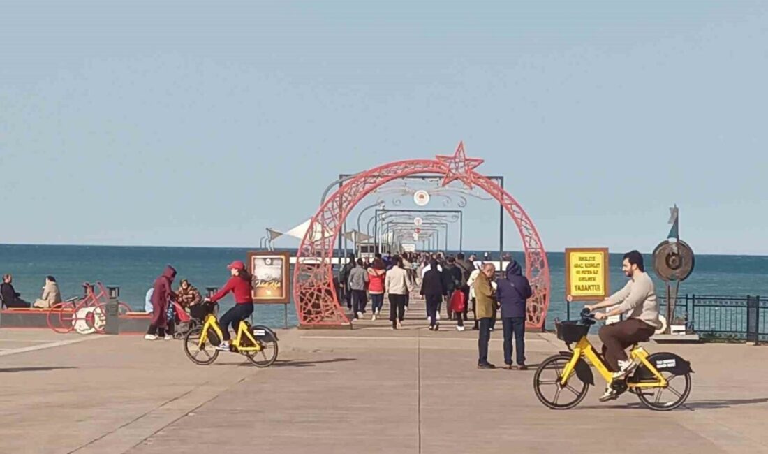 Samsun’da 15 Şubat’ta hava sıcaklığının 21 dereceyi göstermesiyle birlikte vatandaşlar