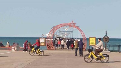 Samsun’da 15 Şubat’ta hava sıcaklığının 21 dereceyi göstermesiyle birlikte vatandaşlar