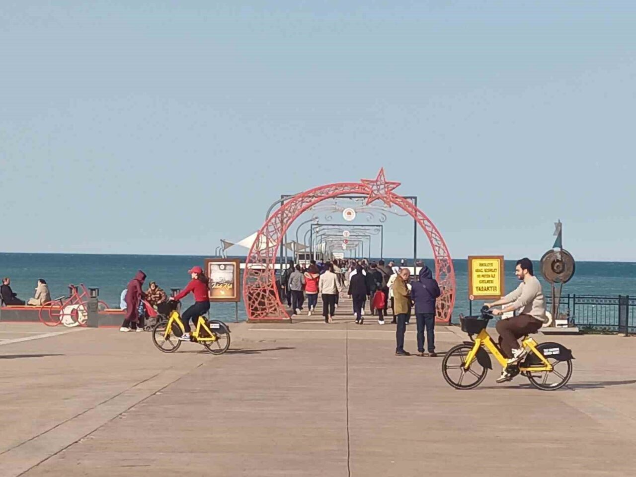 Samsun’da 15 Şubat’ta hava sıcaklığının 21 dereceyi göstermesiyle birlikte vatandaşlar