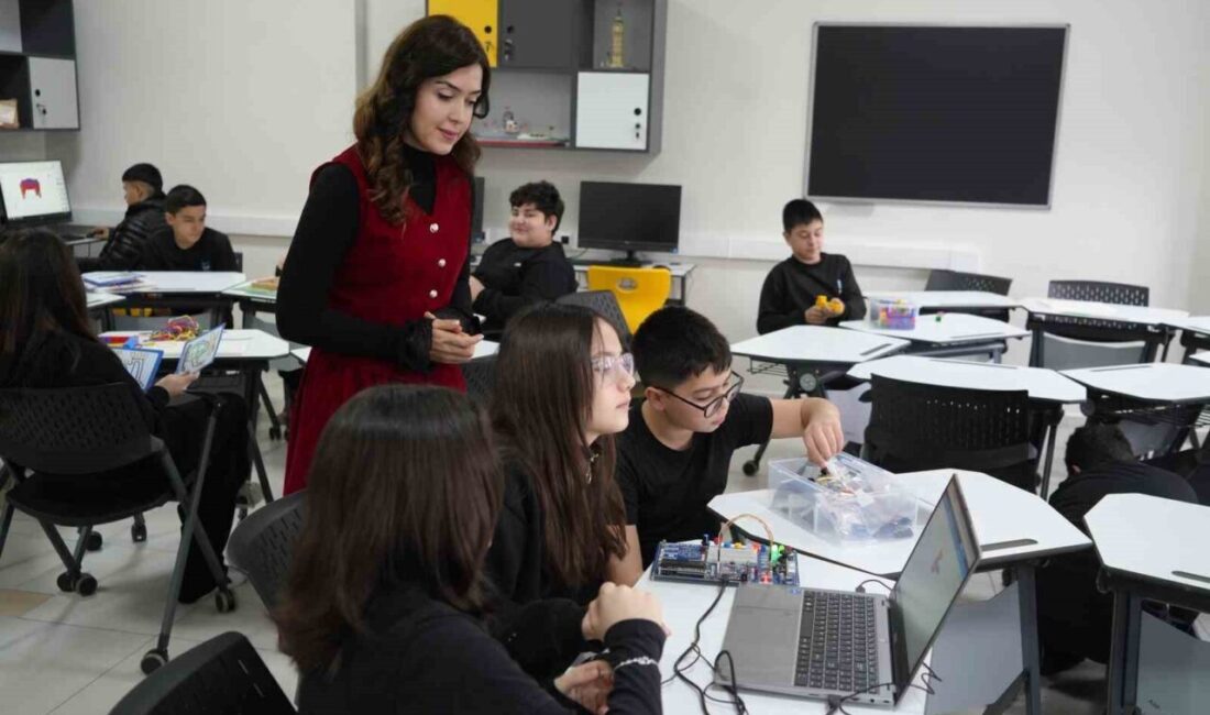 Samsun’da Fatih Sultan Mehmet Ortaokulu’nda kurulan yenilikçi sınıf, teknoloji destekli