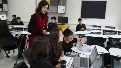 Samsun’da Fatih Sultan Mehmet Ortaokulu’nda kurulan yenilikçi sınıf, teknoloji destekli