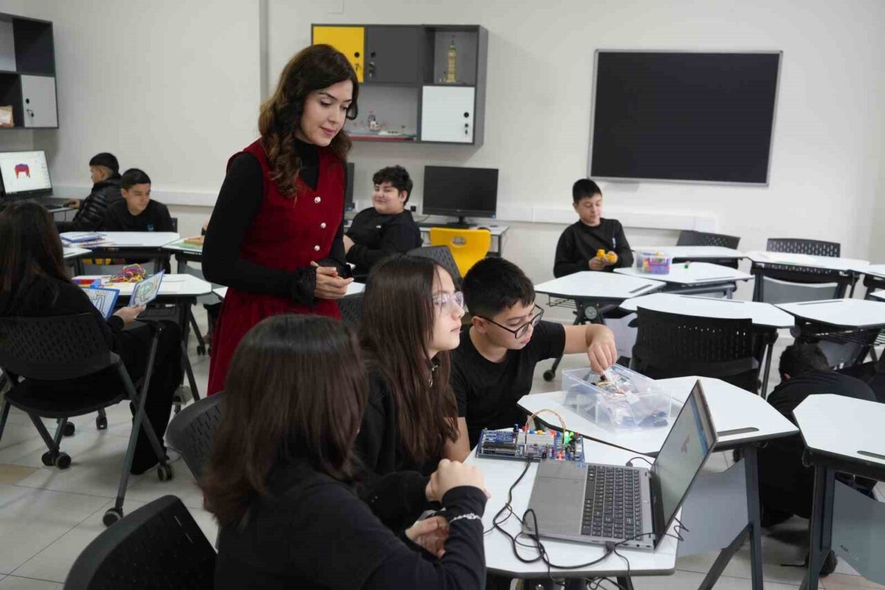 Samsun’da Fatih Sultan Mehmet Ortaokulu’nda kurulan yenilikçi sınıf, teknoloji destekli