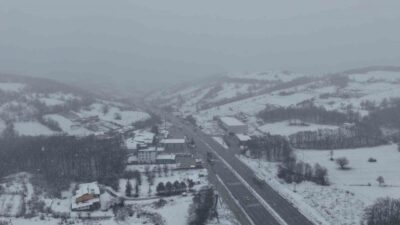 Samsun’da yüksek ve kırsal mahalleler yağan karla beyaza bürünürken, merkez