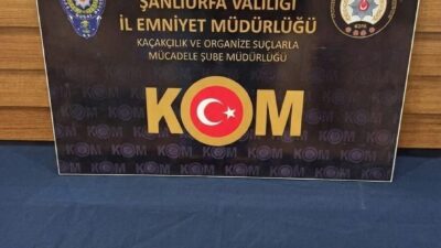 Şanlıurfa’da polisin durdurarak arama yaptığı bir otomobilde, 1 kilograma yakın