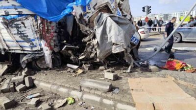 Şanlıurfa’da freni patlayan kamyon, araçların arasına daldı. Kazada, kamyon sürücüsü
