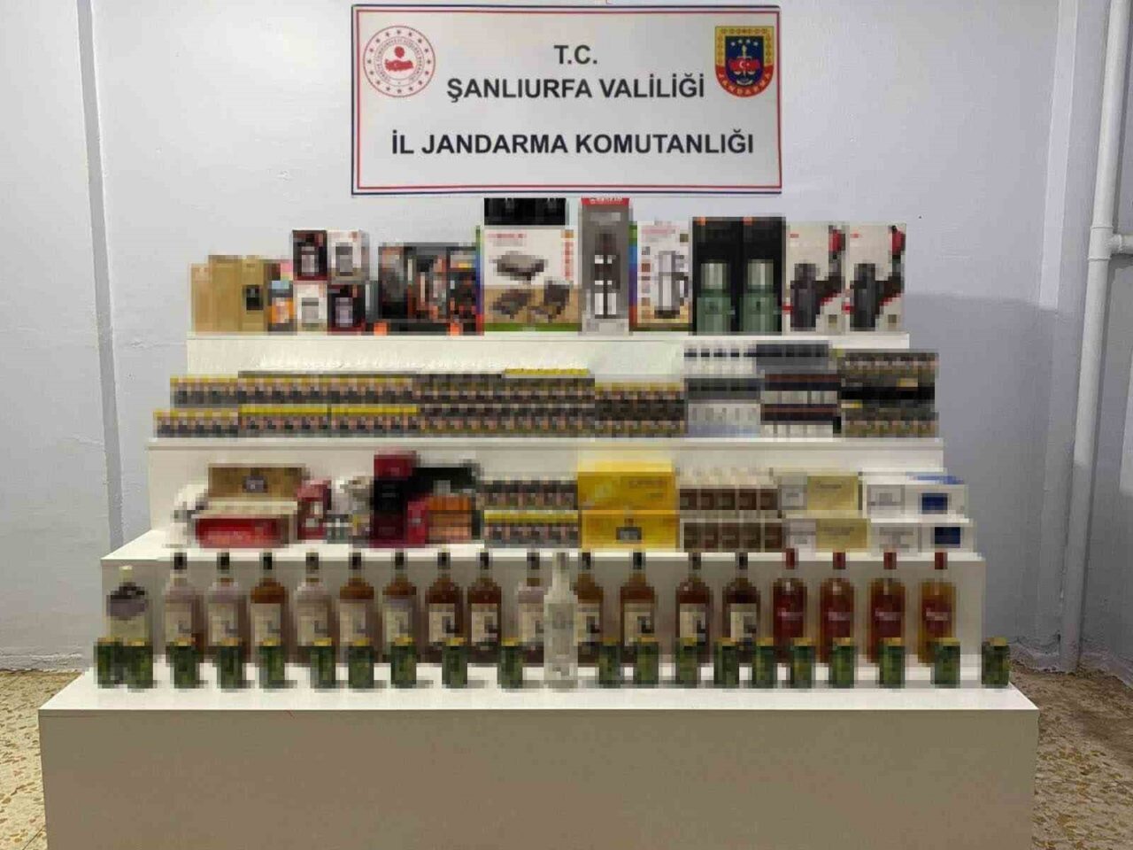 Şanlıurfa’nın Viranşehir ilçesinde, gümrük kaçağı sigara, alkol ve çay ele