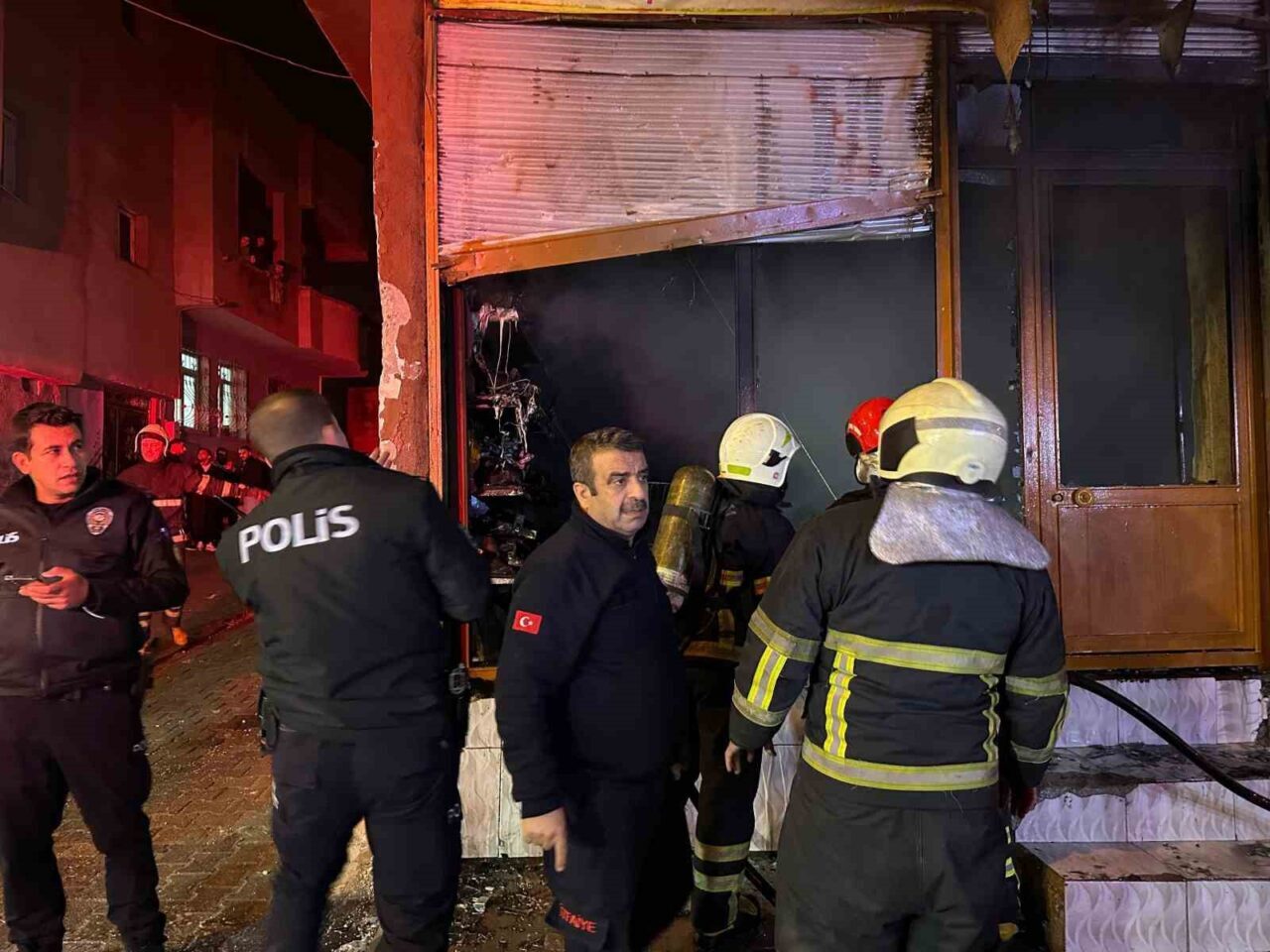 Şanlıurfa’nın Eyyübiye ilçesinde bir iş yerinde çıkan yangın, itfaiye ekipleri