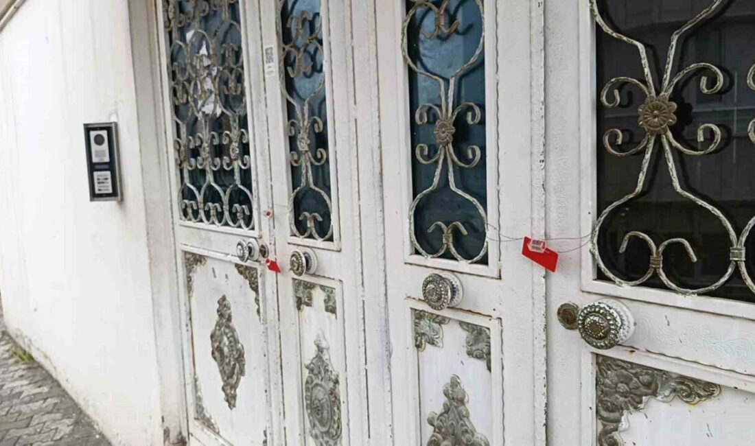 Şanlıurfa’da dün istinat duvarının yıkılması sonucu tahliye edilen binanın yanındaki