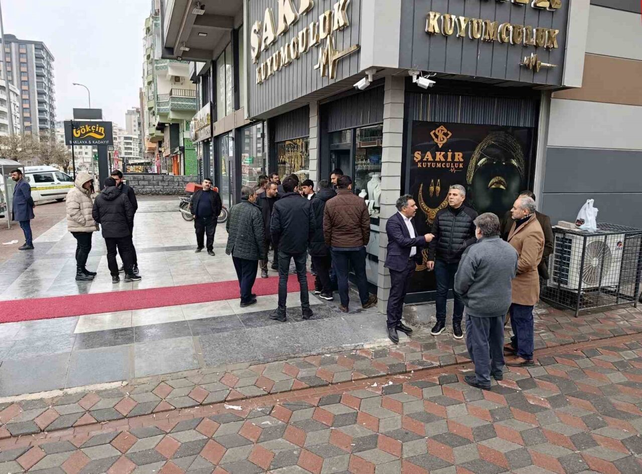 Şanlıurfa’da bir kuyumcuya silahla giren 3 şüpheli, iş yerindeki altın