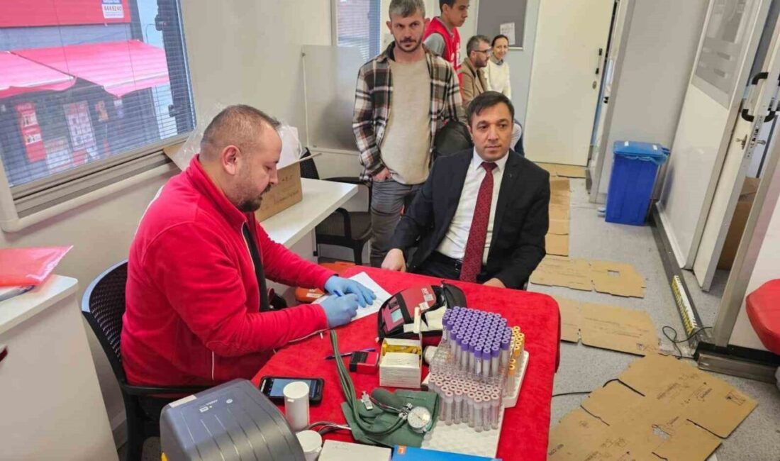 Şaphane Kaymakamı Davut Boztaş, Türk Kızılay tarafından ilçede düzenlenen kan