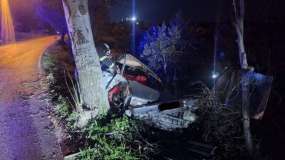 Hatay’da şarampole devrilerek ağaca çarpan otomobilin sürücüsü yaralandı. Kaza; Altınözü