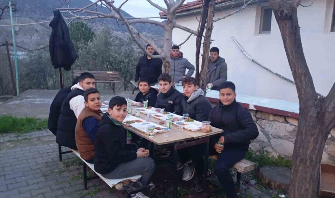 Eskşehir Sarıcakaya İlçe Müftüsü Mesut Altunbaş, Mayıslar Mahallesi sakinleriyle iftar