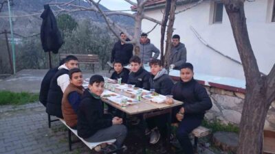 Eskşehir Sarıcakaya İlçe Müftüsü Mesut Altunbaş, Mayıslar Mahallesi sakinleriyle iftar