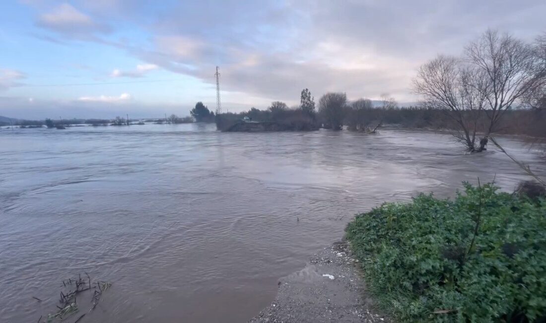 Söke ve çevresinde etkili olan kuvvetli yağışlar, Büyük Menderes Nehri’ni