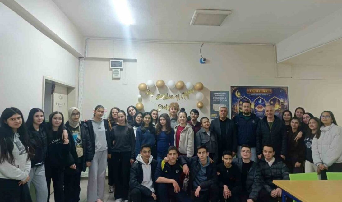 Manisa’nın Sarıgöl ilçesinde Hayriye Ertürk Anadolu Lisesi’nde düzenlenen iftar programında