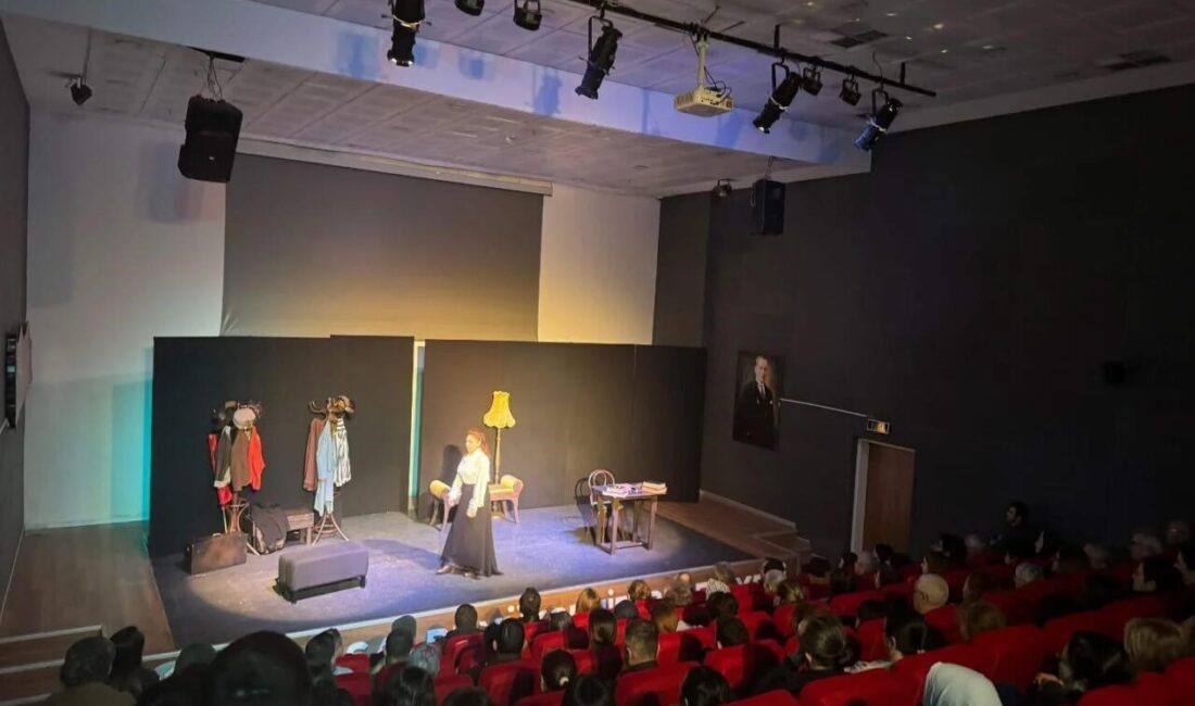 Manisa Büyükşehir Belediyesi’nin katkısıyla Ankara Ekin Tiyatrosu’nca sahnelenen “Rosa Luxemburg”