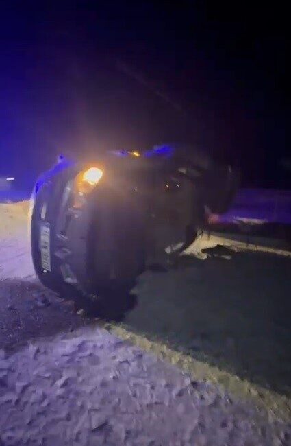 Sarıkamış’ta sürücüsünün direksiyon hakimiyetini kaybettiği otomobil yan yattı. Kazada 2