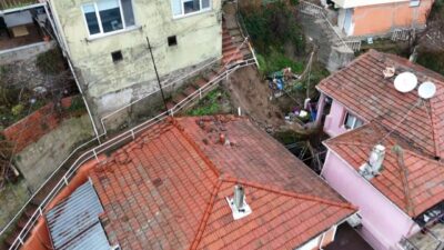 Sarıyer’de yağış nedeniyle bir binanın yanında bulunan merdiven çöktü. Risk