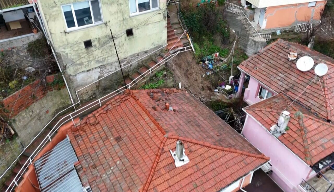 Sarıyer’de yağış nedeniyle bir binanın yanında bulunan merdiven çöktü. Risk