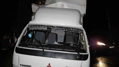 Sarıyer’de yağmur sonrası kayganlaşan yolda kontrolünü kaybeden kamyonet, yol kenarında