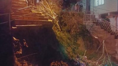 Sarıyer’de yağış nedeniyle bir binanın yanında bulunan merdiven çöktü. Mahalleli