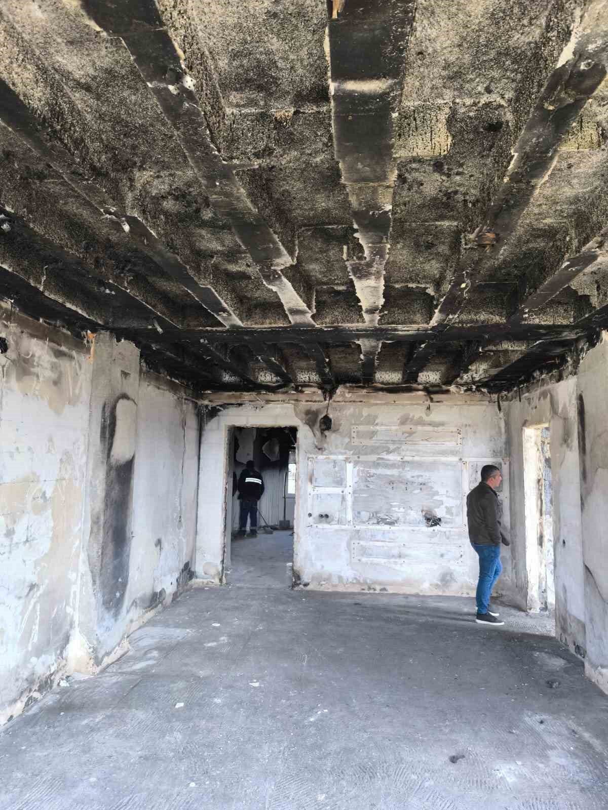 Batman’ın Kozluk ilçesine bağlı Yeniçağlar köyünde cep telefonunun şarj esnasında