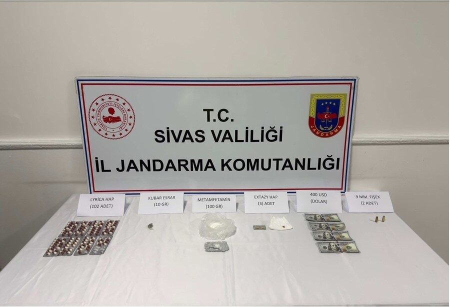 Şarkışla ilçesinde jandarma operasyonunda çeşitli uyuşturucu maddeler ele geçirildi, yakalanan