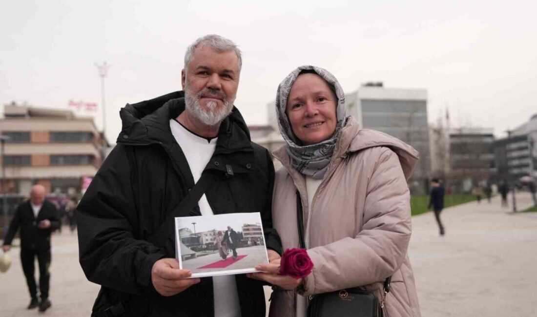 Düzce Belediyesi, 14 Şubat’ta Millet Bahçesi’nde çiftlere sürpriz yaparak kırmızı