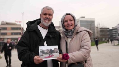 Düzce Belediyesi, 14 Şubat’ta Millet Bahçesi’nde çiftlere sürpriz yaparak kırmızı