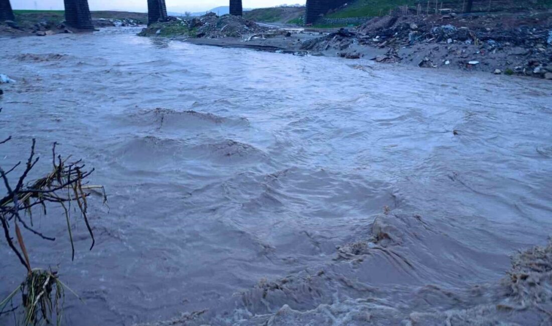 Kahramanmaraş’ta etkili olan şiddetli yağış sele neden olurken, Aksu Çayı