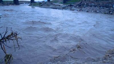 Kahramanmaraş’ta etkili olan şiddetli yağış sele neden olurken, Aksu Çayı